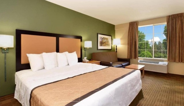 1 Queen Bed | ADA/RI Shower/Non-Smoking/Kitchen