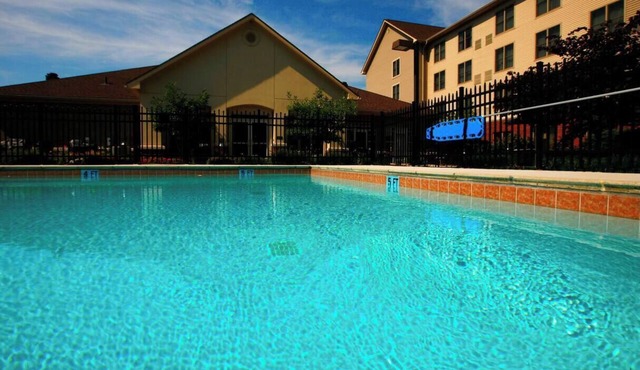 1 Queen Bed | Free Breakfast & Parking | 1.5 Miles from Cinemark Fayette Mall