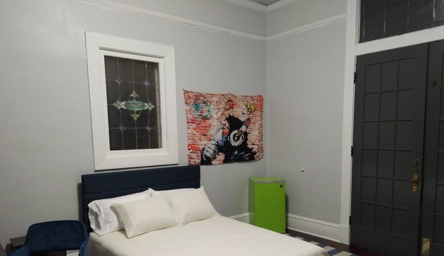 1 Queen bed, Great Amenities! rm 2.