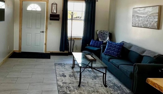 1-Queen bed & qn couch sleeps 4 unit 3 in Smithfield stream & beach area