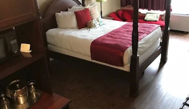 1 Queen Bed – Room 1 - Hearthstone Inn Boutique Hotel Halifax – Dartmouth