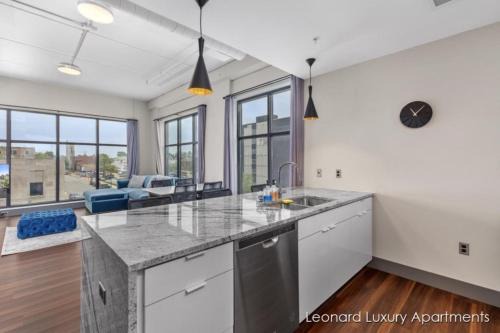 1 Queen Bedroom W City Views - Leonard Building