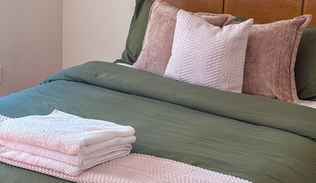 1 queen size bedroom in shared apartment in Guttenber, 20 min to nyc