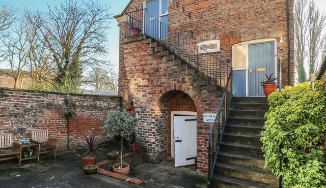 1 RODGERS MEWS, romantic, character holiday cottage in Malton