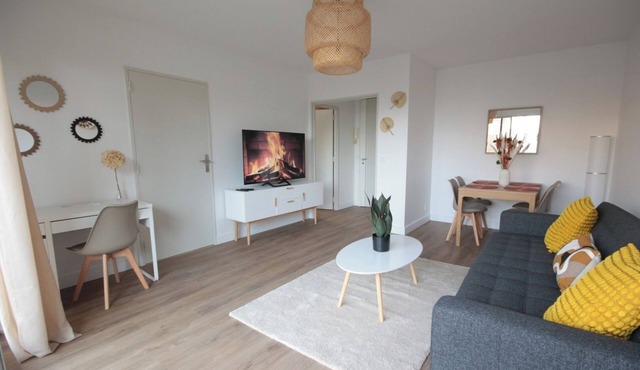 1 Room and Balcony - Buttes-Chaumont/Belleville