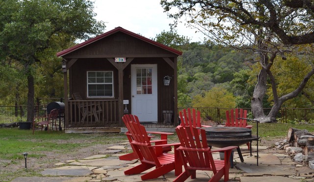 1 Room Cabin getaway, quiet country views, wildlife, pet friendly