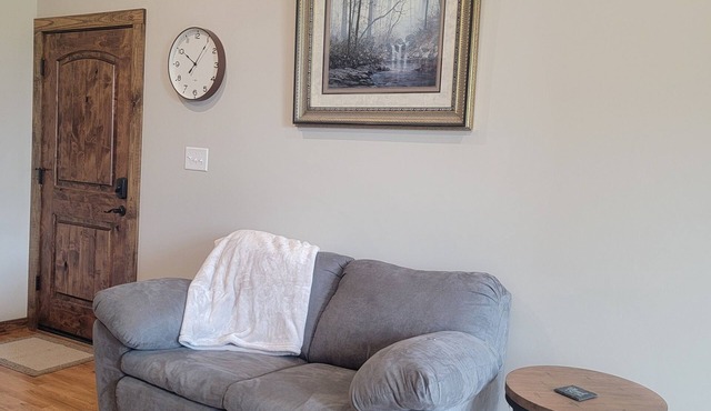 1 Room Studio Apartment-walking distance to coffee shop, restaurants, bars, etc!