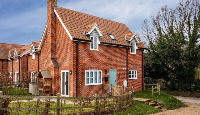 1 Roseanna Cottage - sleeps 4 guests in 2 bedrooms