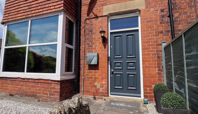 1 ROXBY TERRACE, family friendly, with open fire in Thornton-Le-Dale