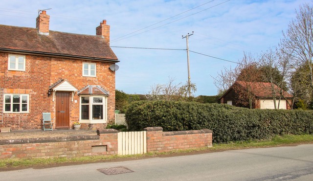 1 ROYAL OAK COTTAGES, pet friendly, with open fire in Longden