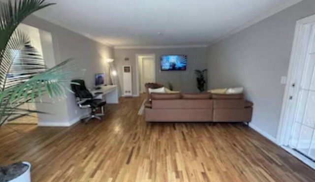 1 spacious Cozy Room right by the Santa Monica Pier.