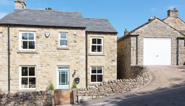1 SPRINGWATER VIEW, pet friendly, with hot tub in Mickleton, Teesdale