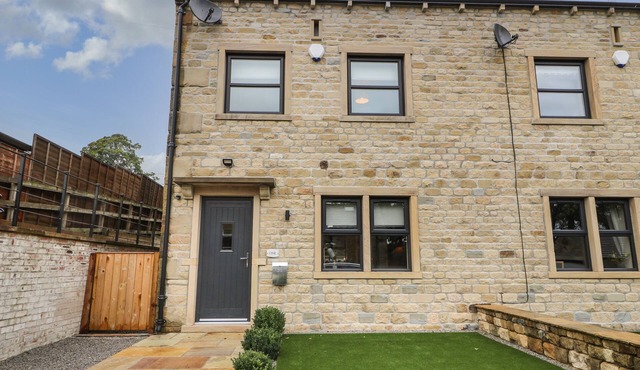 1 STANSFIELD MEWS, pet friendly, luxury holiday cottage in Cononley