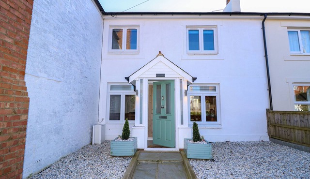 1 STAR COTTAGES, pet friendly, with a garden in Freshwater