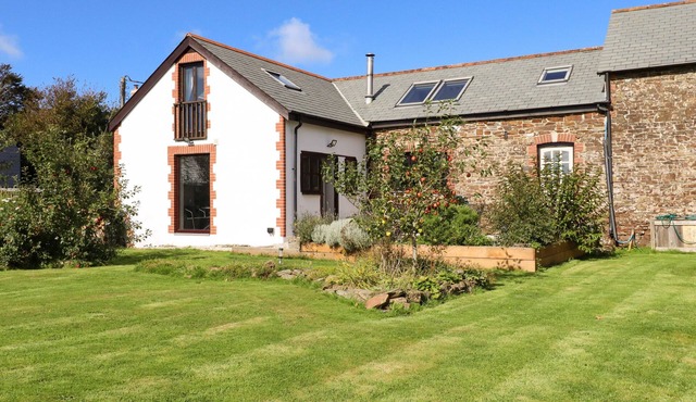 1 STIBB BARNS, pet friendly, luxury holiday cottage in Kilkhampton