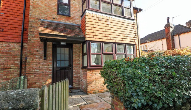 1 STONEWALL COTTAGES, pet friendly, with a garden in Kirdford