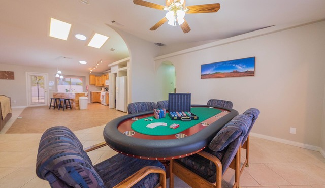 1 Story 5 Bedroom, RV Parking, Hot Spa, Must See Strip View!