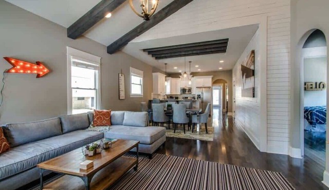 1-Story Family Home w/Fenced Yard, Grill, Parking, Sleeps 10, 5 Mins to Five Points & Nissan Stadium, Smart TVs, Pet-Friendly Yard, Patio for BBQs, Ideal Nashville Getaway for Families, 24 Hr Hospitality