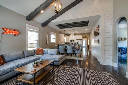 1-Story Family Home with Fenced Yard, Grill, Parking, Sleeps 10, 5 Mins to Five Points & Nissan Stadium, Smart TVs, Pet-Friendly Yard, Patio for BBQs, Ideal Nashville Getaway for Families, 24 Hr Hospitality