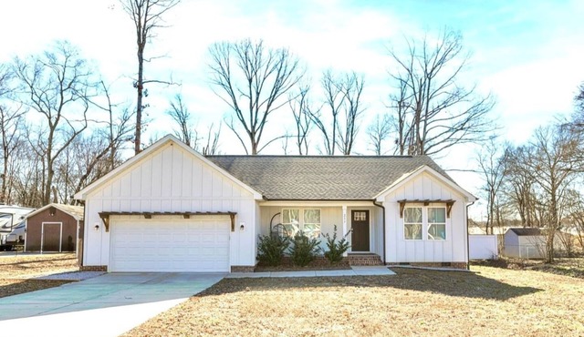 1 story fenced backyard mins from UNCC & speedway