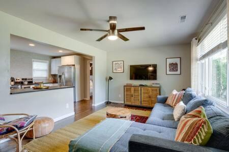 1-Story Home, Fenced Yard, Grill, Firepit, Parking, Sleeps 10, Pet-Friendly, Smart TVs, 10 Mins to Nissan Stadium & Five Points, Cozy Bedrooms, Outdoor Fun, Perfect for Families & Groups