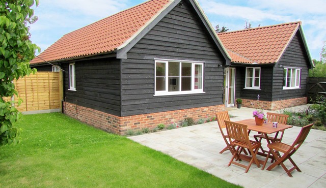 1 Suffolk Cottage - sleeps 4 guests in 2 bedrooms