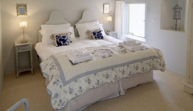 1 superking zip n link can be singles, 2 doubles, 3' bunk beds, 2 travel cots