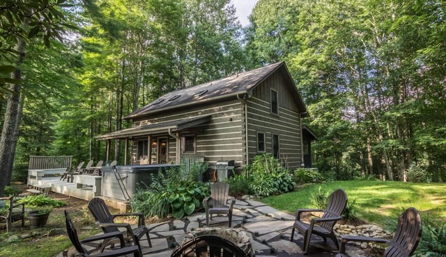 1 Sweet Seclusion -Peaceful cabin just outside of Boone with hot tub!