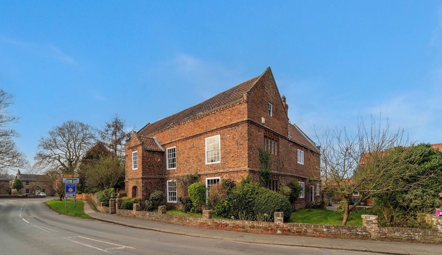 1 THE GRANGE, pet friendly, with open fire in Riccall