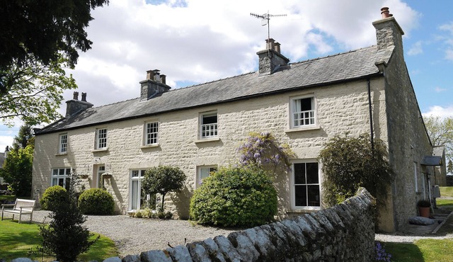 1 THE GREEN, pet friendly, country holiday cottage in Silverdale