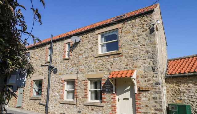 1 THE MEETING HALL, pet friendly, character holiday cottage in Hunton