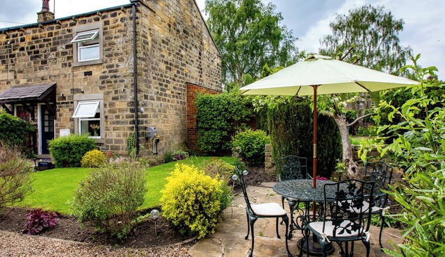 1 THE OLD CHAPEL, pet friendly, with a garden in Pool-In-Wharfedale