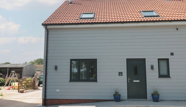 1 THE STABLES, family friendly, with open fire in Watchfield