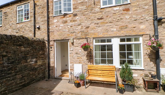 1 THE STABLES, pet friendly, with a garden in Alston