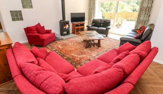 1 THE WARREN, pet friendly, country holiday cottage in Narberth