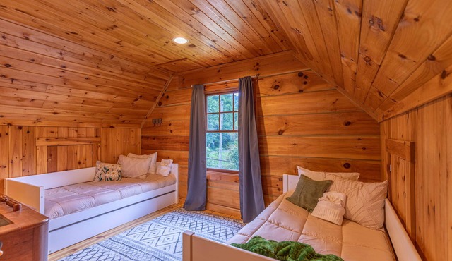 1 Treetops Retreat - 10 minutes to downtown Boone, pet friendly!