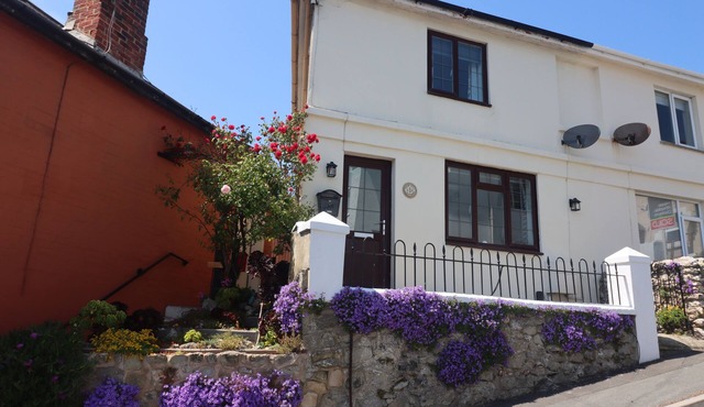 1 TULSE HILL COTTAGES, pet friendly, with a garden in Ventnor