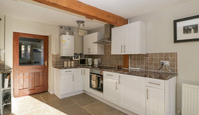 1 TUMP COTTAGES, pet friendly, character holiday cottage in Fownhope