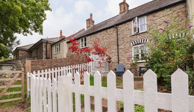 1 TY CAPEL, pet friendly, character holiday cottage in Pwllglas