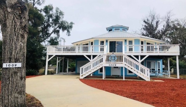 #1 Waterfront Scalloping Fishing Paradise- GameRoom-WIFI- New Steinhatchee Dock!