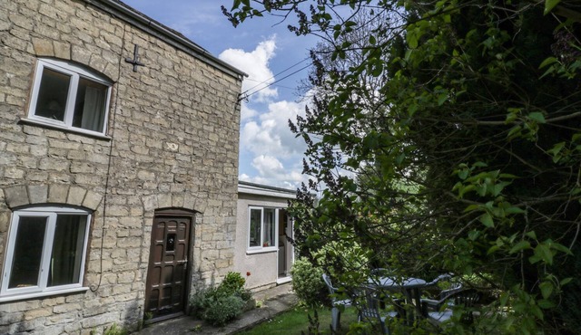 1 WESTCROFT COTTAGE, family friendly, with a garden in King's Stanley