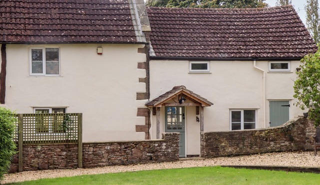 1 WHITEHOUSE COTTAGES, pet friendly, with open fire in Lea