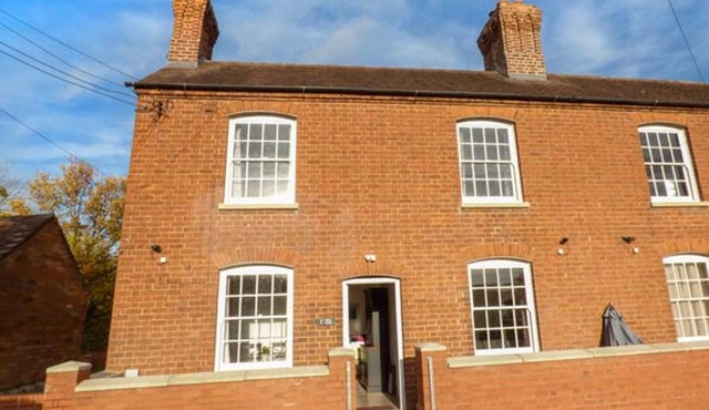 1 WILLOW COTTAGE, family friendly in Upton Upon Severn
