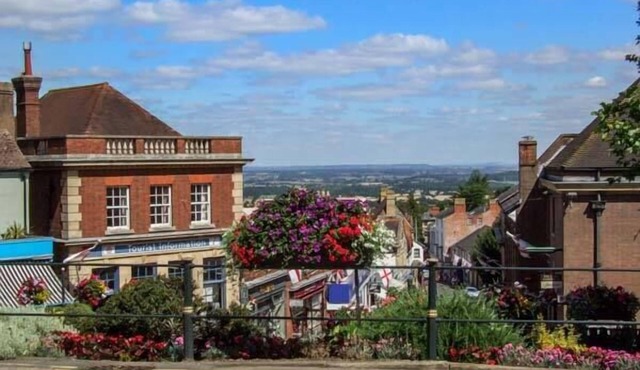 1 WILLOW COTTAGE, family friendly in Upton Upon Severn