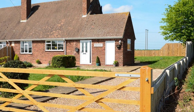 1 WOODHOUSE COTTAGES, pet friendly, with a garden in Skirlaugh