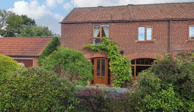 1 WOODS GARTH, family friendly, with a garden in Wetwang