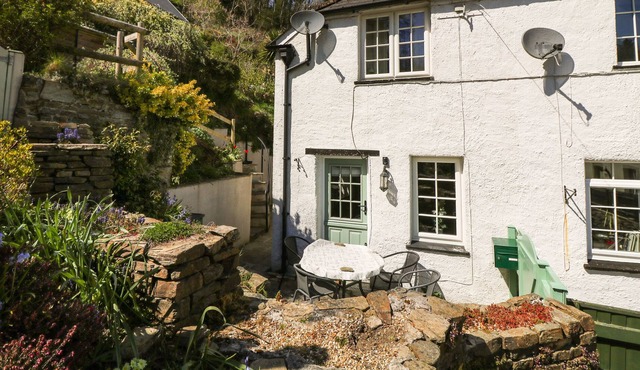 1 WOODSIDE COTTAGES, pet friendly, with open fire in Yelverton