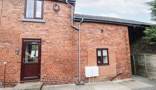 1 Y LLEW, romantic, with a garden in Caersws