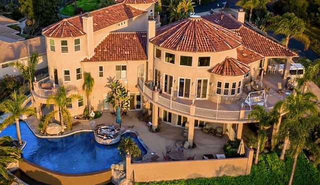 10,000 ft² view estate with 7 Bdm Suites, Resort Pool, Theatre, Gym, Game Room!
