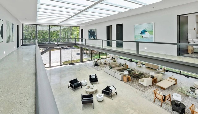 10,000 Sqft Luxury 6 Bed, 7 Bath Glass House in East Hampton NY!